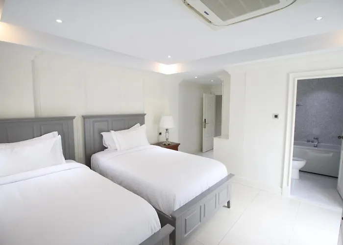 Sasha House Aparthotel 3*