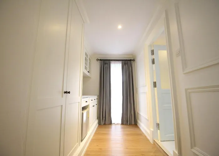 Sasha House Aparthotel 3*