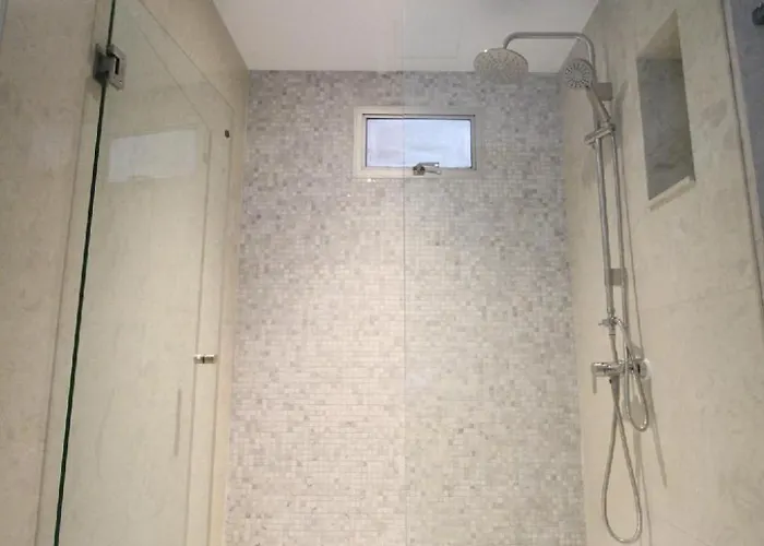 Sasha House Aparthotel 3*