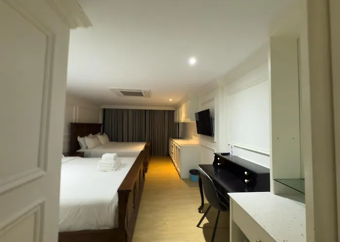Sasha House Aparthotel 3*