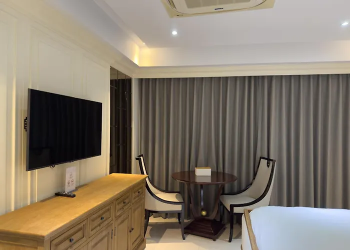 Sasha House Aparthotel 3*